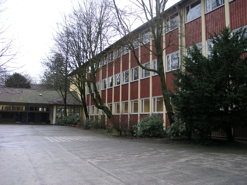 Das Schulgebäude,
 Rückansicht