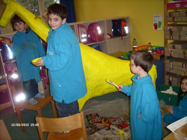 Kinder bauen eine Giraffe