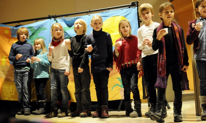 Kinder bei der Aufführung im Weihnachtsgottesdienst