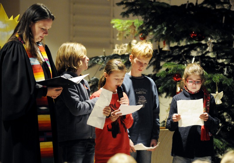 Kinder bei der Aufführung im Weihnachtsgottesdienst