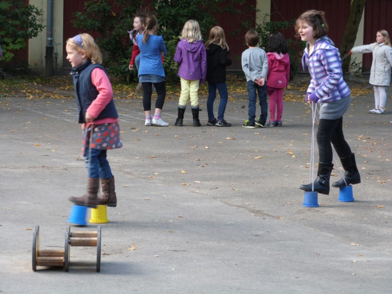 Große Spielpause: Kinder spielen auf dem Schulhof