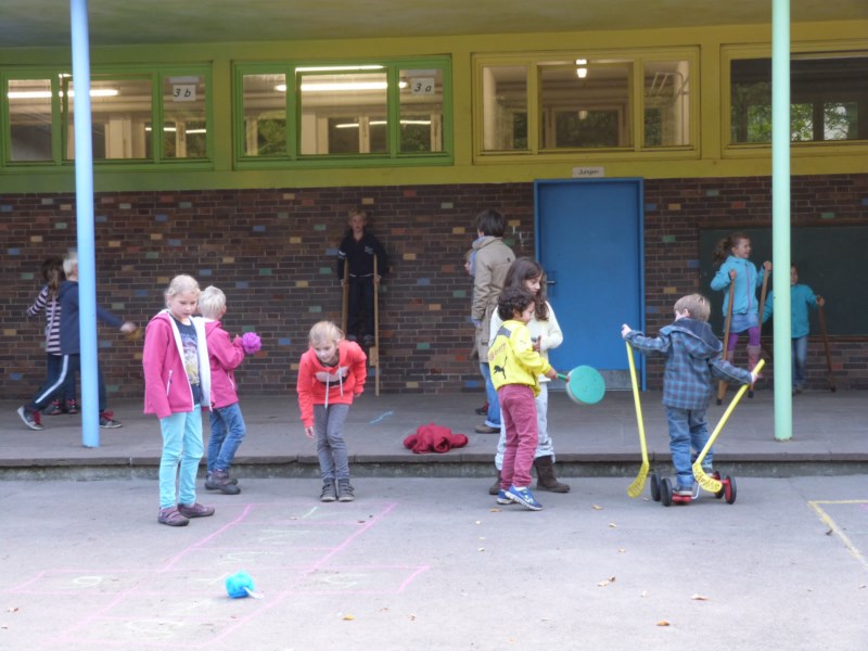 Große Spielpause: Kinder spielen auf dem Schulhof