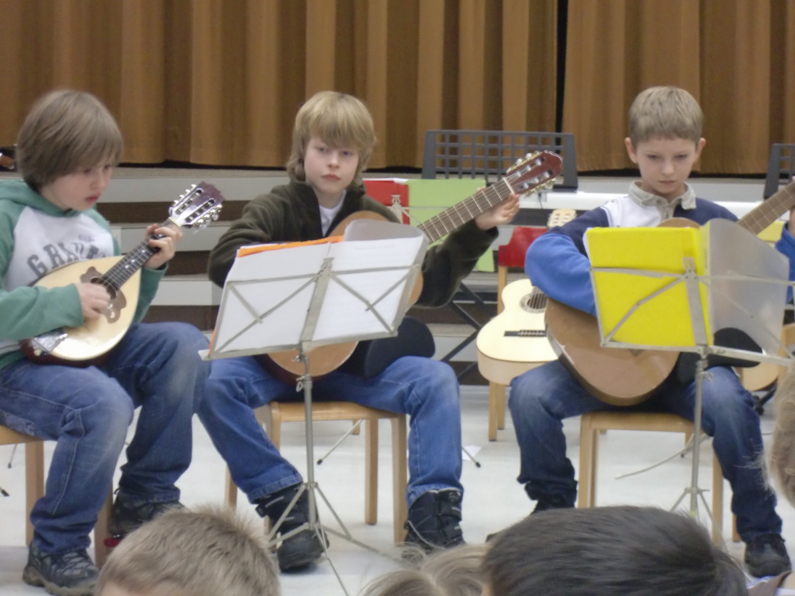 Kinder spielen auf Musikinstrumenten