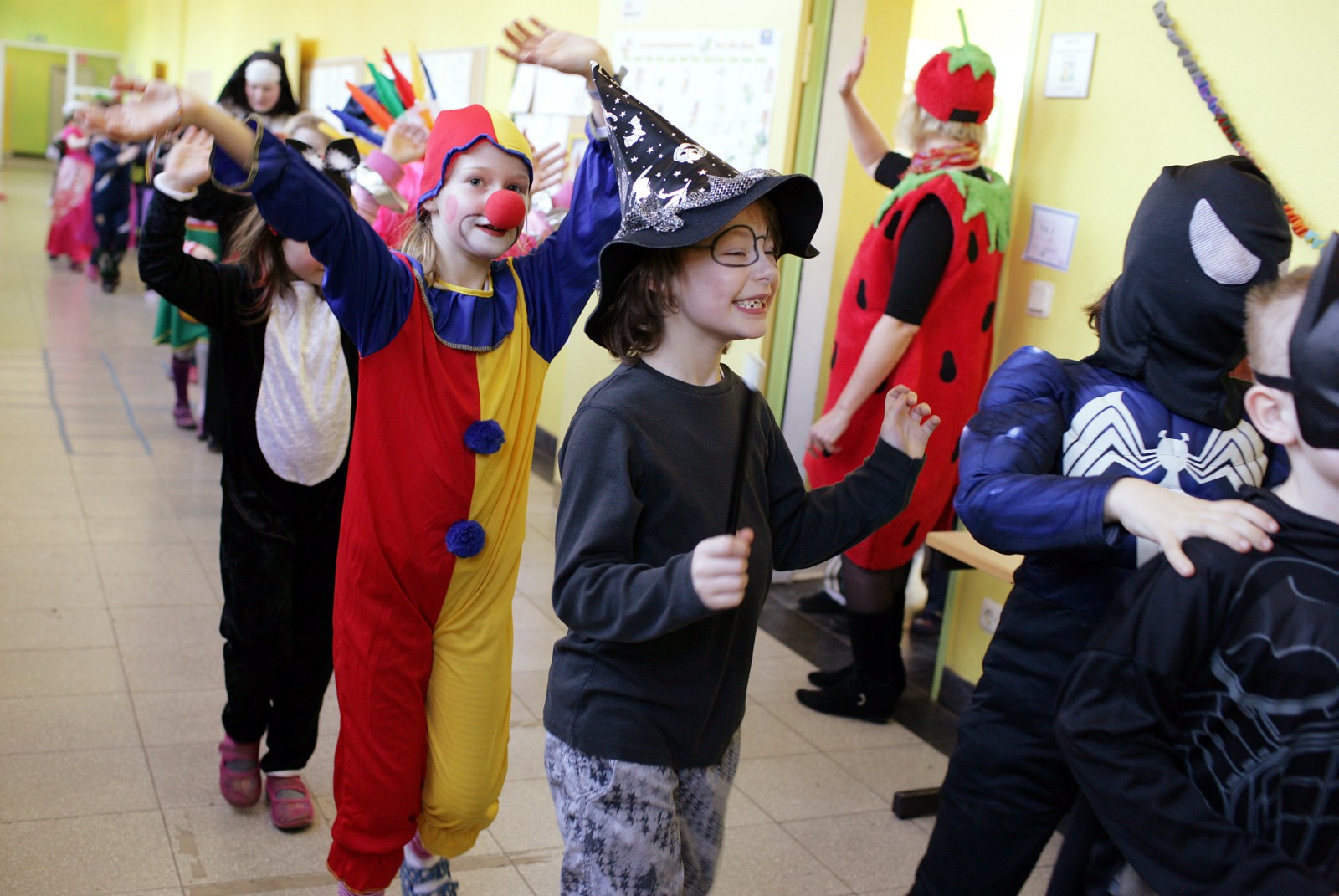 Kinder feiern Karneval