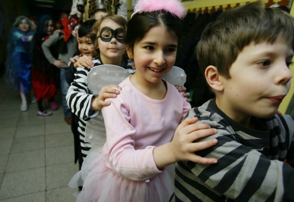 Kinder und LehrerInnen feiern Karneval