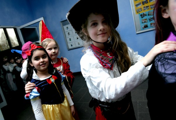 Kinder und LehrerInnen feiern Karneval