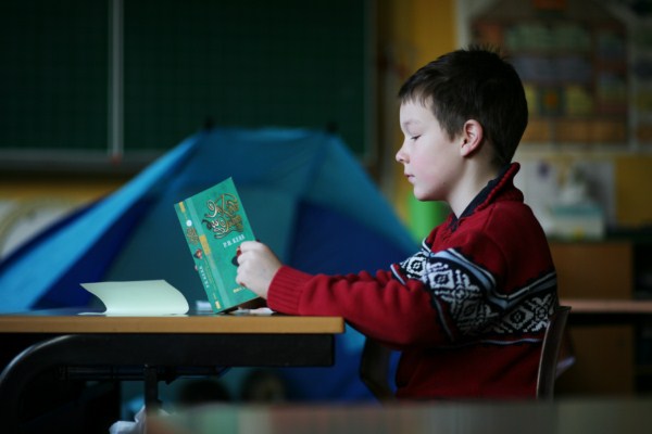 Kinder lesen Bücher am Lesetag in der Schule