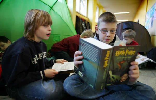Kinder lesen Bücher am Lesetag in der Schule