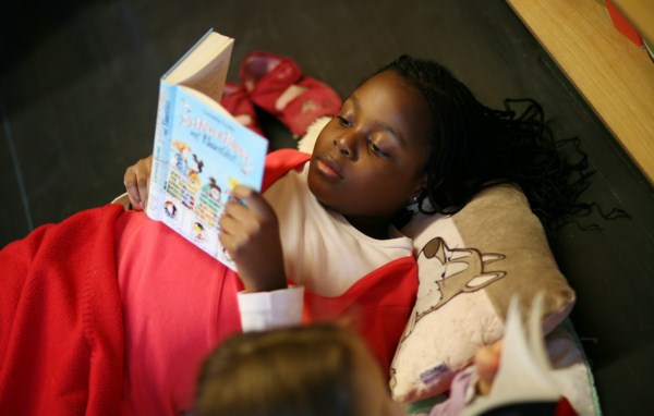 Kinder lesen Bücher