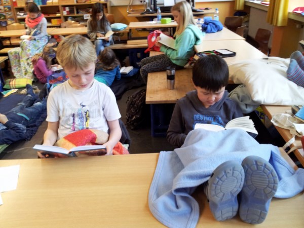 Lesetag in der Schule: Kinder lesen