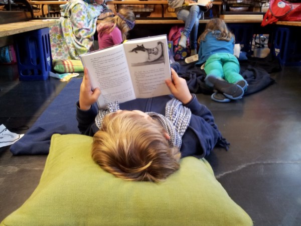 Lesetag in der Schule: Kinder lesen