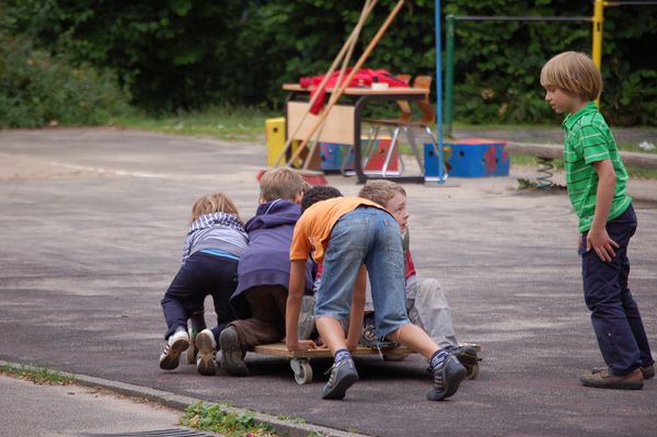 Kinder spielen Spiele auf dem Schulfest