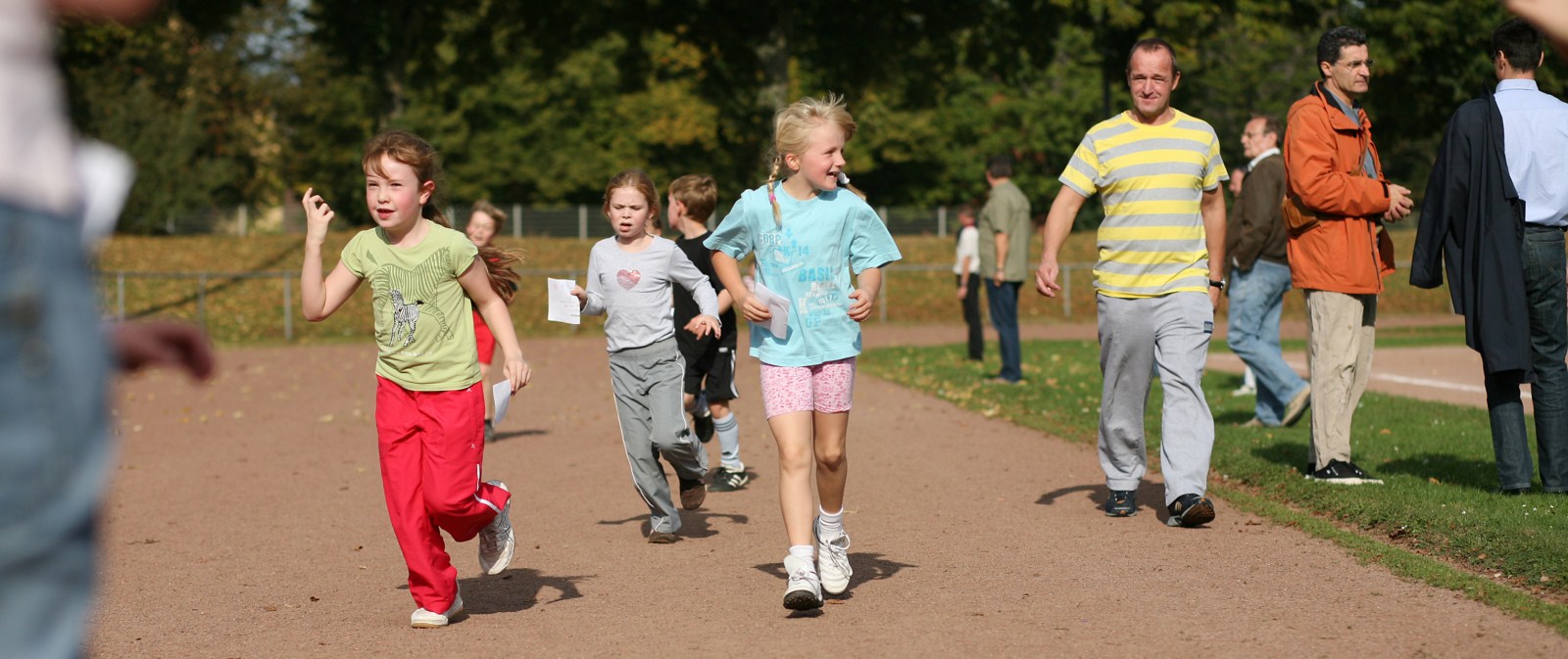Kinder laufen beim Sponsorenlauf