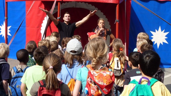 Zirkusvorstellung von Lehrerinnen und Eltern